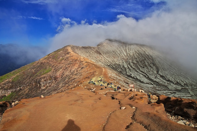 No topo do vulcão Ijen, Indonésia