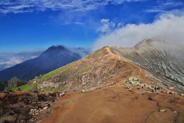 No topo do vulcão Ijen, Indonésia