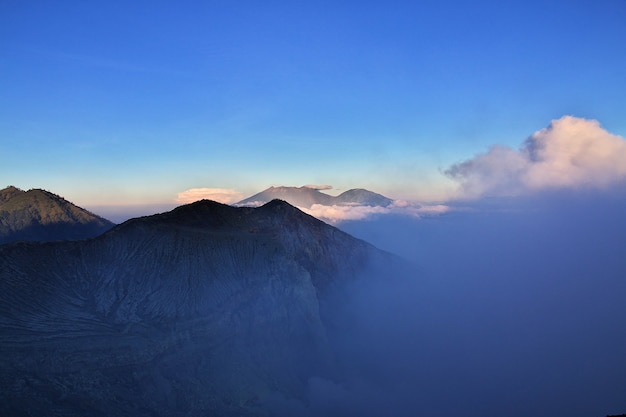 No topo do vulcão Ijen, Indonésia