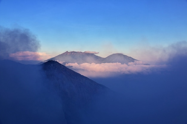 No topo do vulcão Ijen, Indonésia