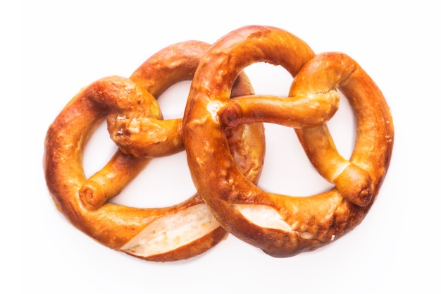 Nó torcido caseiro pretzels de sal macio no fundo branco