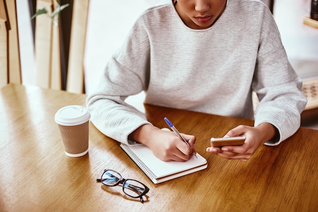 No se trata de ideas, se trata de hacer que las ideas sucedan mujer de negocios moderna trabajando