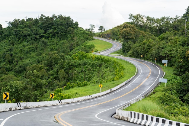 Foto no3 estrada com floresta verde nan tailândia