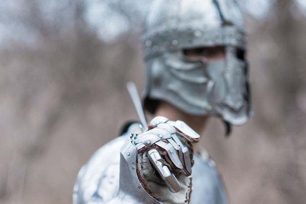 Noble guerrero Retrato de un guerrero medieval o caballero con armadura y casco con escudo y espada posando