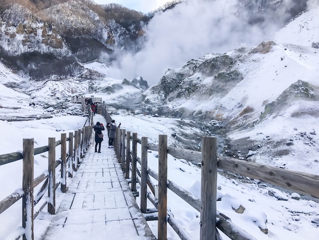 Noborobetsu, Hokkaido, Japón - 17 de diciembre de 2016: Jigokudani, conocido en inglés como