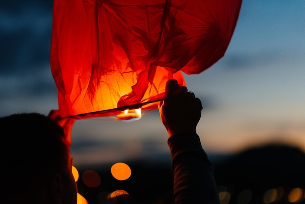 Por la noche, al atardecer, las personas con sus familiares y amigos lanzan linternas tradicionales.