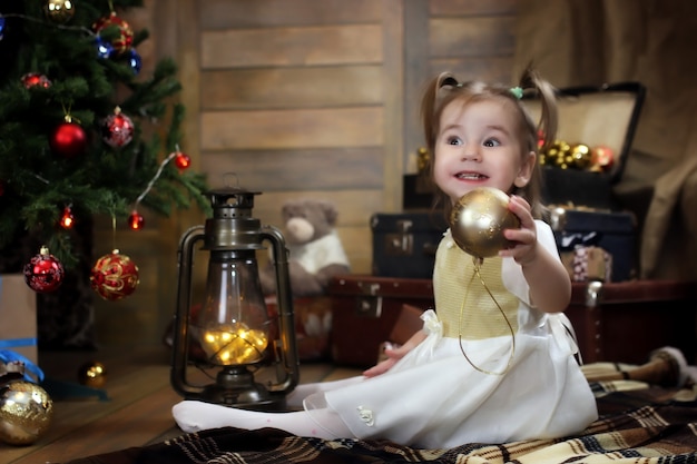 La noche antes de Navidad, bebé sentado en el suelo y jugando con juguetes