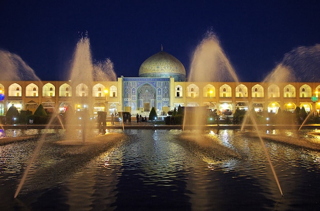 Noche en la antigua ciudad de Isfahan en Irán