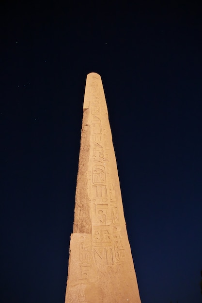 Noche en los antiguos templos de Luxor, Egipto.