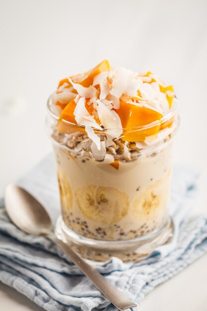 Durante la noche avena con mango, coco, plátano y chía.