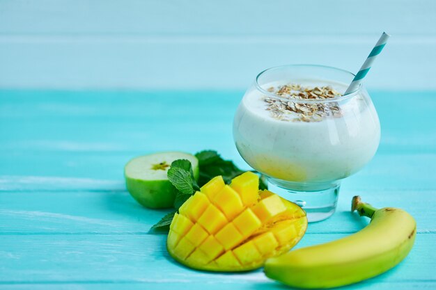 Durante la noche avena con mango y coco