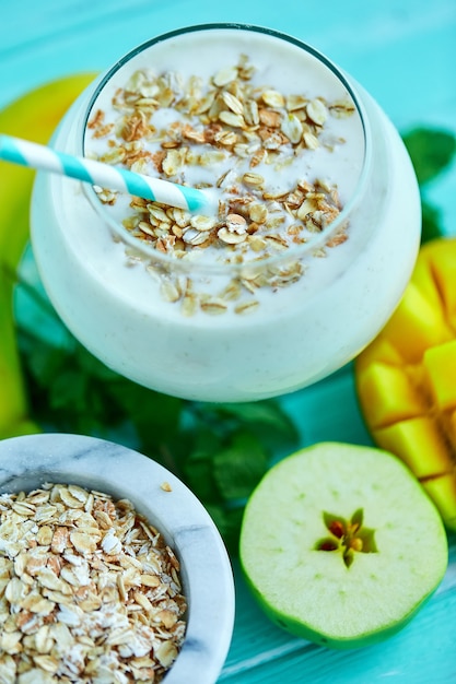 Durante la noche avena con mango y coco