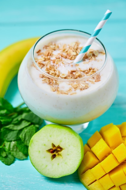 Durante la noche avena con mango y coco