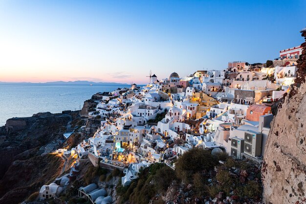 La noche azul sobre las islas de Santorini