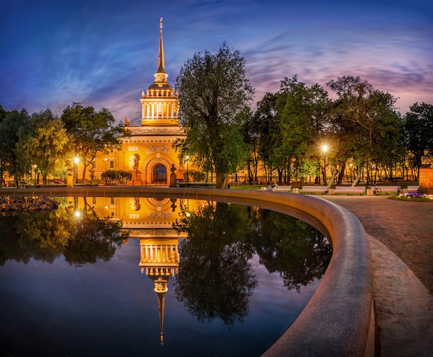 Noche Blanca en el Almirantazgo en San Petersburgo