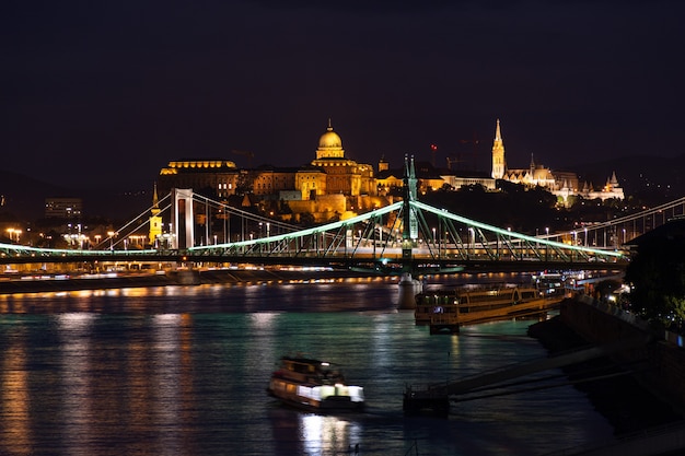 La noche de Budapest, el Palacio de Buda con el telón de fondo de los puentes, el reflejo de las luces en el río
