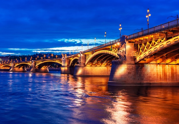 Noche Budapest, Puente Margit sobre el río Danubio, reflejo de las luces nocturnas en el agua