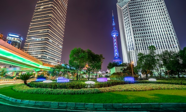 Noche de la calle del distrito financiero de Lujiazui de Shanghai