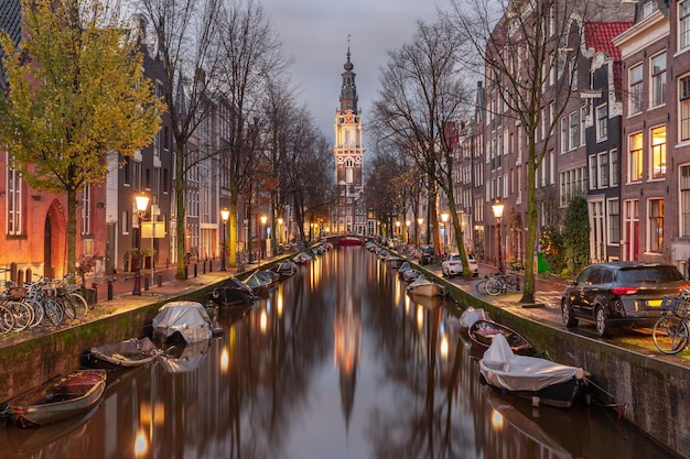 Foto por la noche el canal groenburgwal de amsterdam con la iglesia del sur de zuiderkerk holanda países bajos