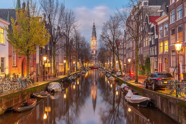 Foto por la noche el canal groenburgwal de amsterdam con la iglesia del sur de zuiderkerk holanda países bajos