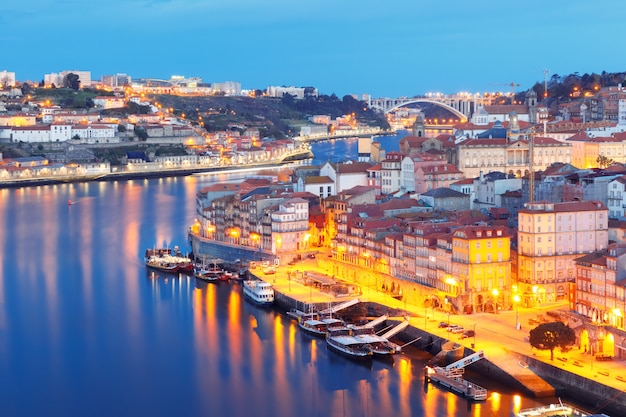 Noche casco antiguo y el río Duero en Oporto, Portugal.