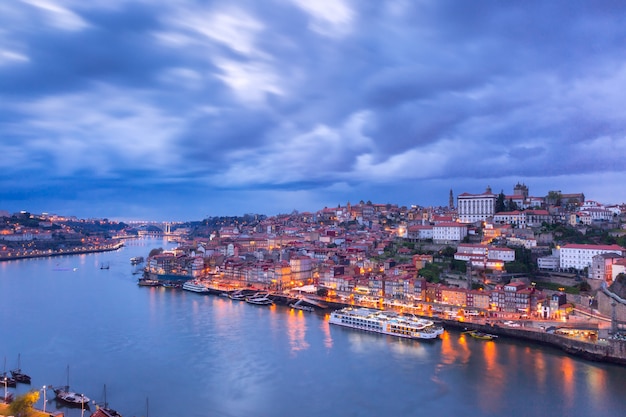 Noche casco antiguo y el río Duero en Oporto, Portugal.