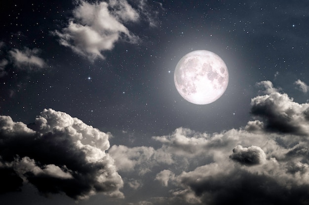 Noche cielo oscuro con estrellas luna y luz de luna.