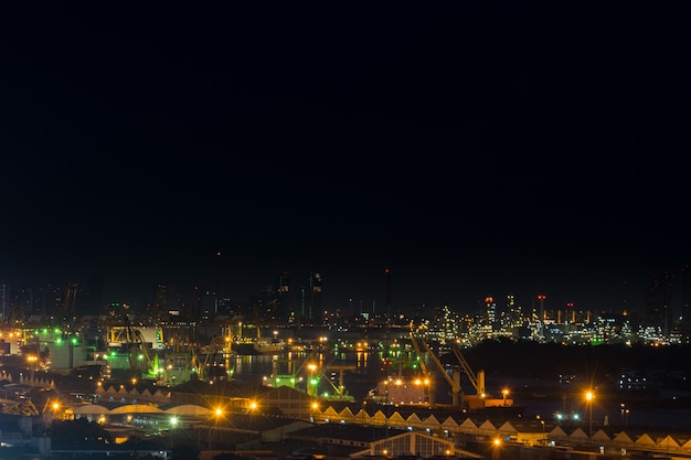 Foto noche de la ciudad de bangkok. bangkok es la capital y la ciudad más poblada de tailandia.