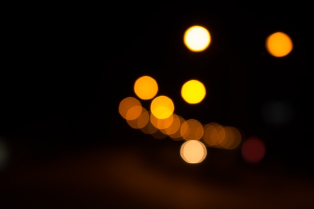 La noche de la ciudad defocused filtró el fondo abstracto del bokeh