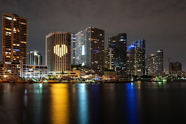 Foto noche de la ciudad de miami. bayside miami downtown macarthur causeway desde venetian causeway.