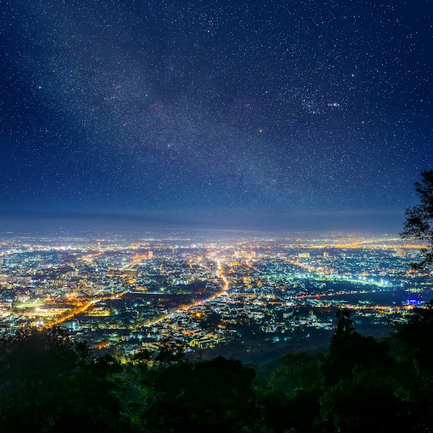 Noche de la ciudad desde el punto de vista en la cima de la montaña