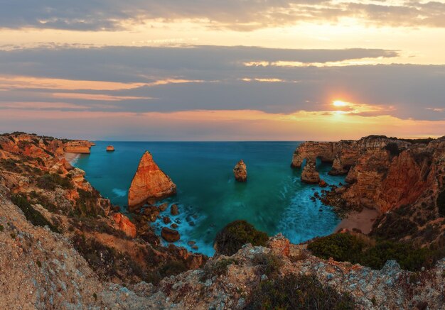 Por la noche la costa rocosa del Atlántico crepúsculo superior vista Playa Marinha Lagoa Algarve Portugal