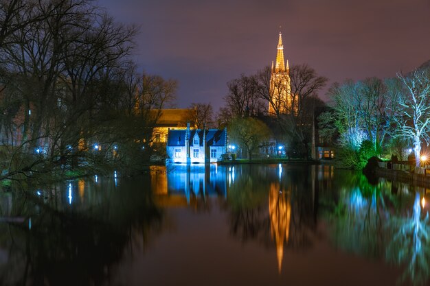 Noche de cuento de hadas Lago Minnewater en Brujas, Bélgica