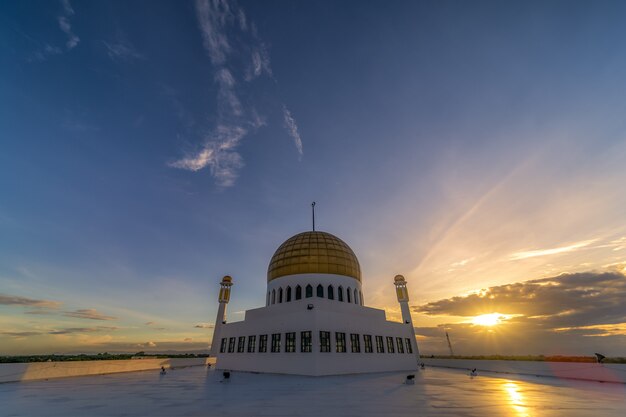 Noche en la cúpula de una mezquita en Tailandia