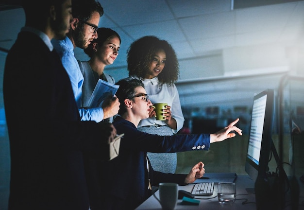 Noche de equipo y gente de negocios en la computadora para capacitación o entrenamiento en la fecha límite del proyecto Mentor de grupo y discusión de estrategia enseñanza y gerente de finanzas bebiendo café en la oficina pasantía