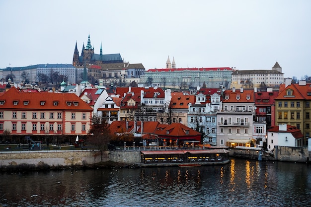 Noche escénica panorama de la arquitectura de la ciudad vieja con el río Vltava en Praga, República Checa