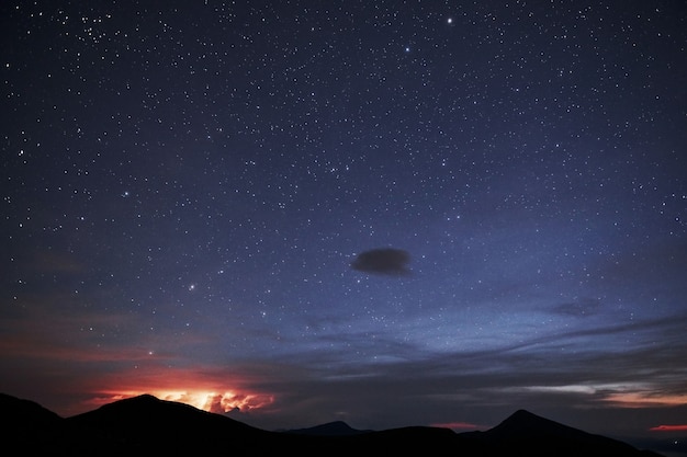 Noche estrellada. Majestuosas montañas de los Cárpatos. Precioso paisaje. Vista impresionante.