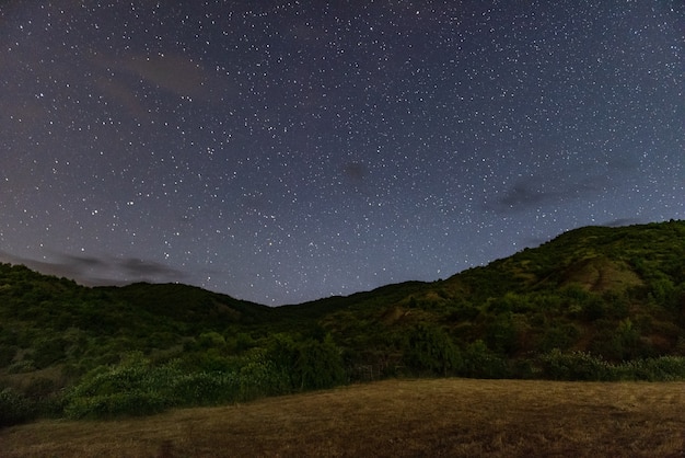 Noche estrellada en las montañas