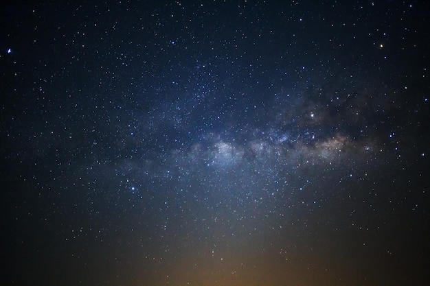 Noche estrellada vía láctea astronomía fotografía de larga exposición con grano