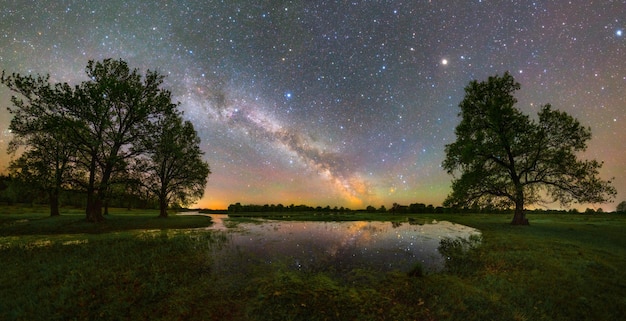 Noche estrellada con la Vía Láctea en el cielo