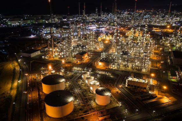 Foto noche de la fábrica de refinería de petróleo