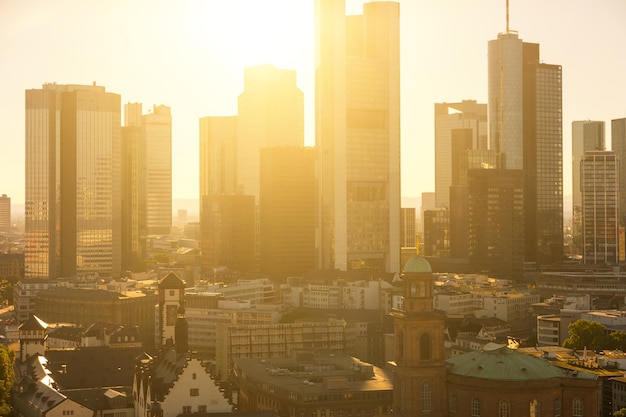 Noche de finales de verano del horizonte de Frankfurt