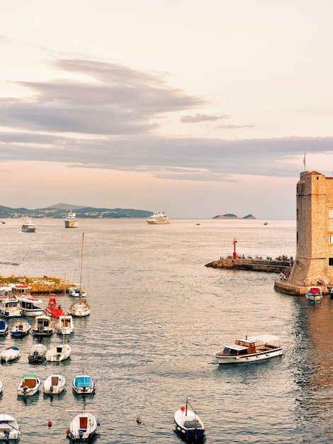 Noche en el Fuerte de San Juan y el Puerto Viejo en el Mar Adriático en Dubrovnik, Croacia