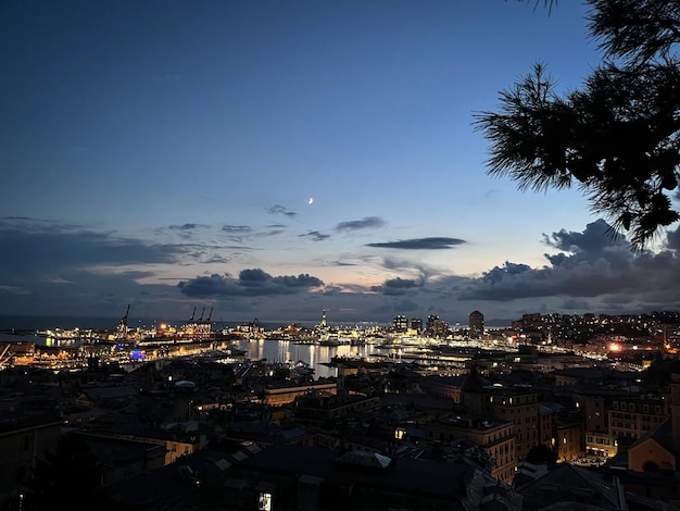 noche Génova, Italia vista desde la plataforma de observación