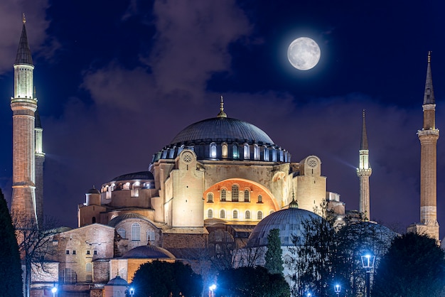 Noche en Hagia Sophia o Hagia Sophia Iglesia de la Santa Sabiduría en Estambul, Turquía