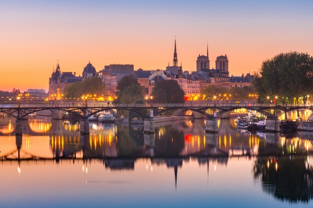 Noche Ile de la Cite en París, Francia