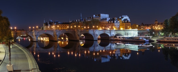 Noche Ile de la Cite en París, Francia