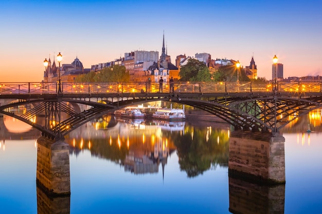 Noche Ile de la Cite en París Francia