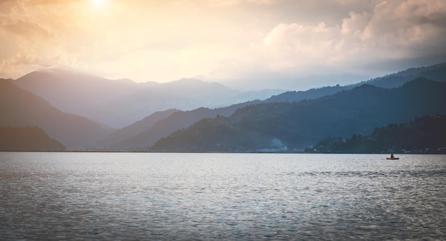 Noche en el lago Phewa Pokhara Nepal