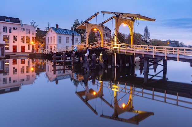 Noche leiden canal galgewater y puente rembrandt holanda del sur países bajos